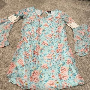 Boutique floral Short dress! Gorgeous sleeves